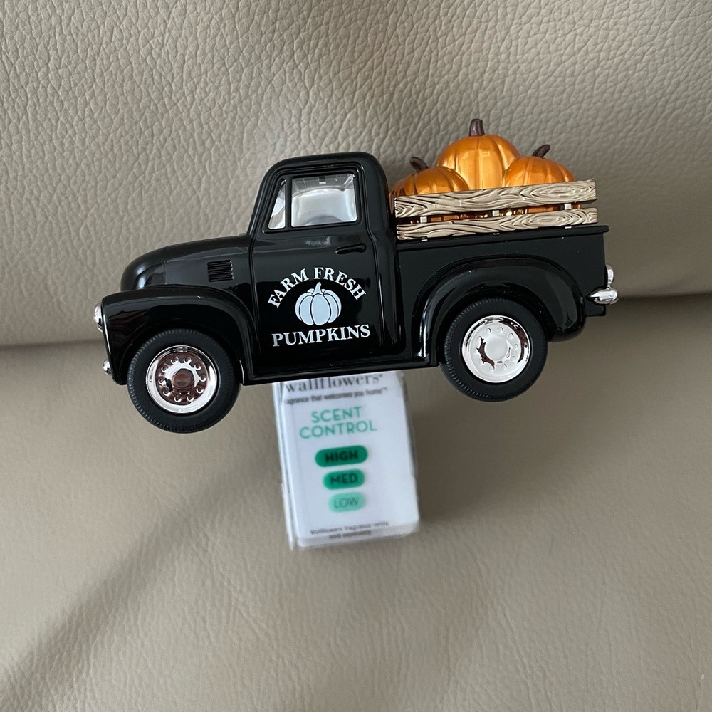 NWT***Bath & Body Works Wallflower Plug In PUMPKIN PATCH BLACK TRUCK FALL
